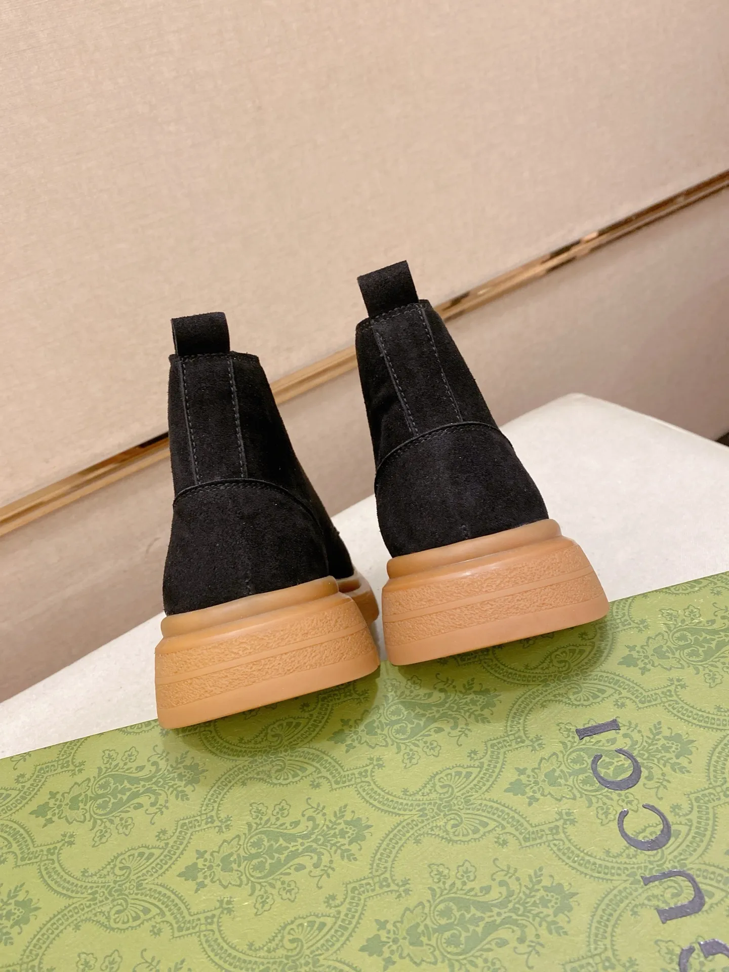 Men's shoes💰 440💰 Leather and velvet lining optional! The new high-top GUCCI counters are on the market at the same time. The new men's shoes and 😘fabric are selected from imported cowhide. The lining: leather lining and plush lining are optional. 👍🏿 High-end ☄️ air-cushion molded anti-slip rubber outsole, exquisite lines, simple and elegant, comfortable and high-end for leisure travel. Code number: 38 to 44 (45 can be customized and cannot be returned or exchanged)